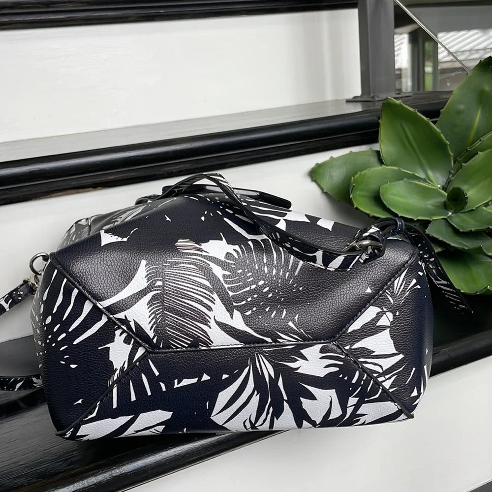 Carlos Santana, black white Crossbody shoulder handbag purse like new tropical - Picture 8 of 11